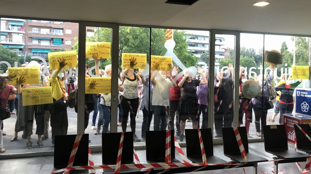 Un centenar de veïns de la Floresta i les Planes exigeix al ple la reobertura dels consultoris dels barris