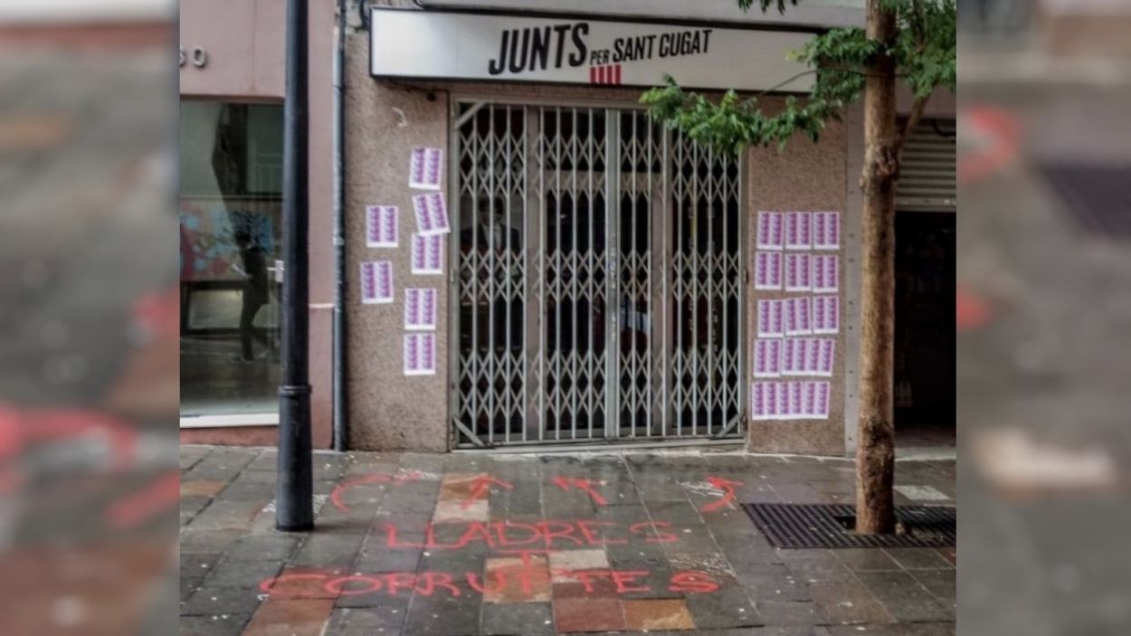 Arran titlla Junts per Sant Cugat de 'lladres i corruptes' amb una pintada a la seu del partit
