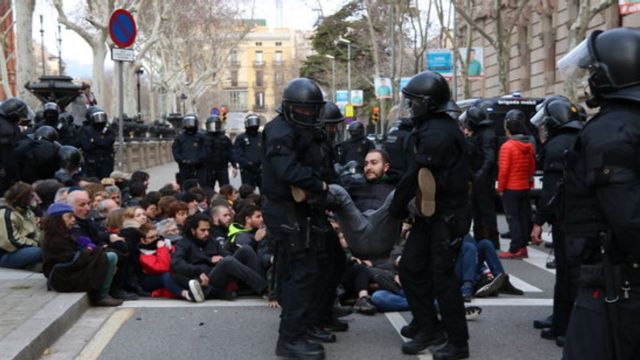 La fiscalia recorre al TSJC l'absolució dels 12 CDR, entre ells dos santcugatencs que es van encadenar al Palau de Justícia