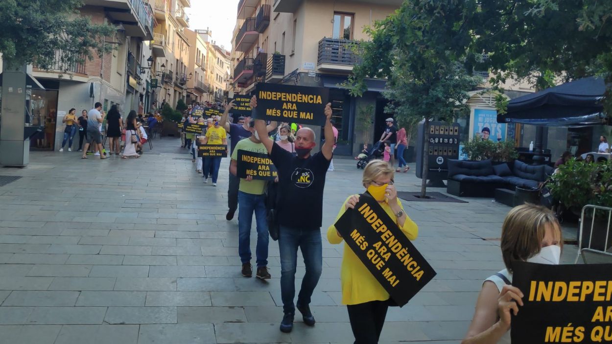 Desenes de persones tornen a manifestar-se a Sant Cugat per reclamar la independència de Catalunya