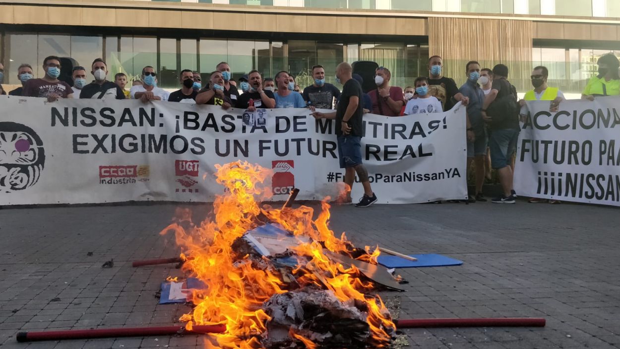 Un miler i mig de manifestants protesten pels carrers de Sant Cugat contra el tancament de tres plantes de Nissan