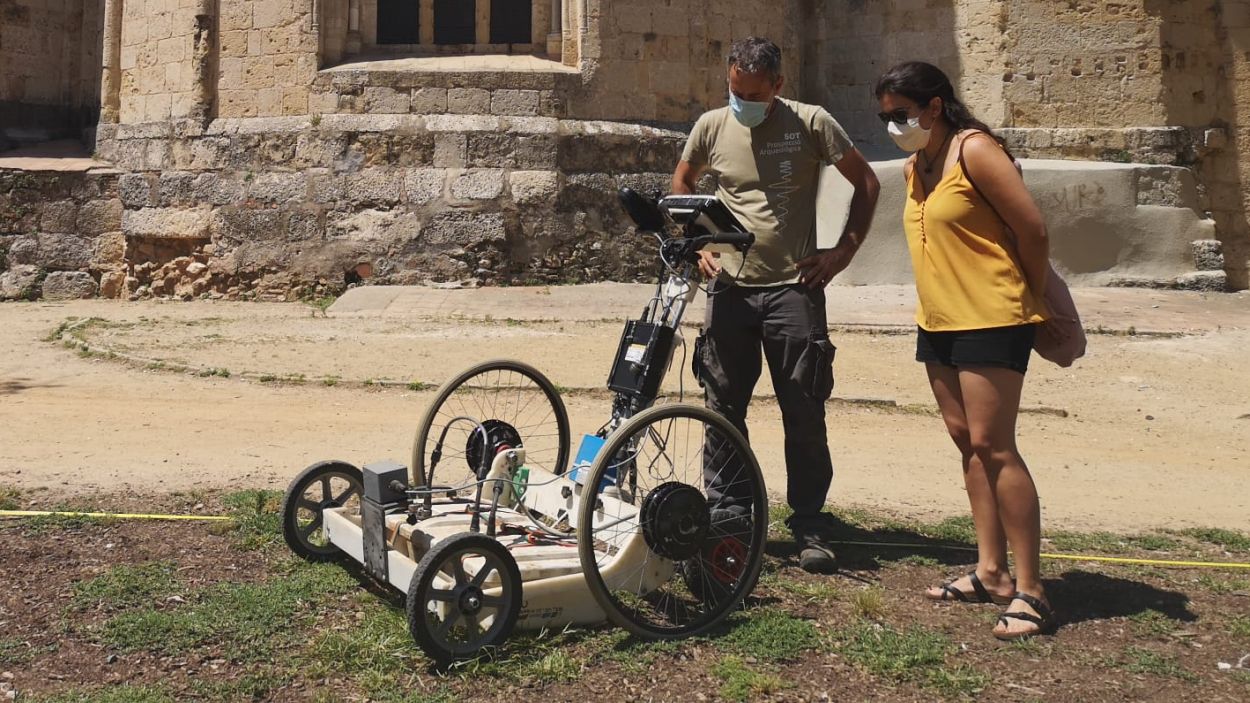 Una prospecció amb georadar explora el subsòl del Monestir per potenciar recerca arqueològica