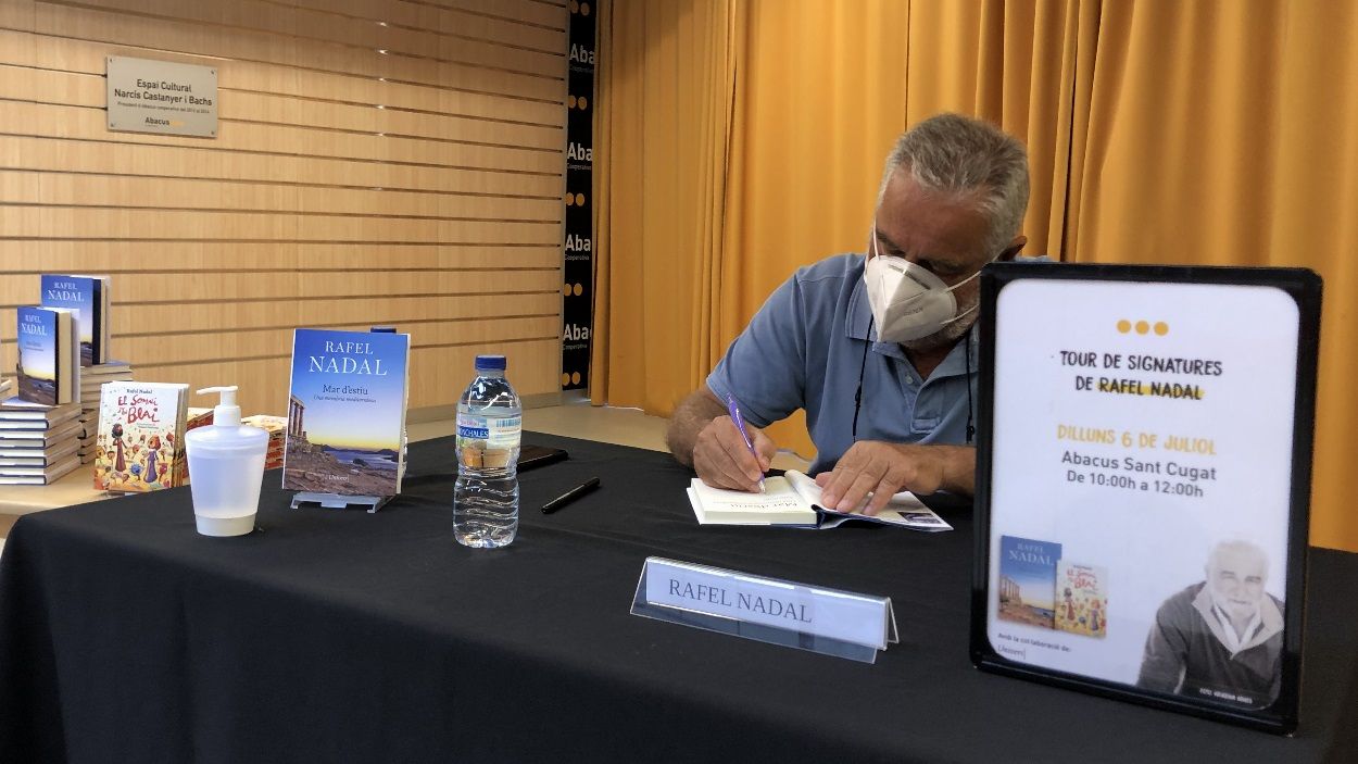 Rafel Nadal s'apropa als seus lectors de Sant Cugat en la represa de l'activitat cultural
