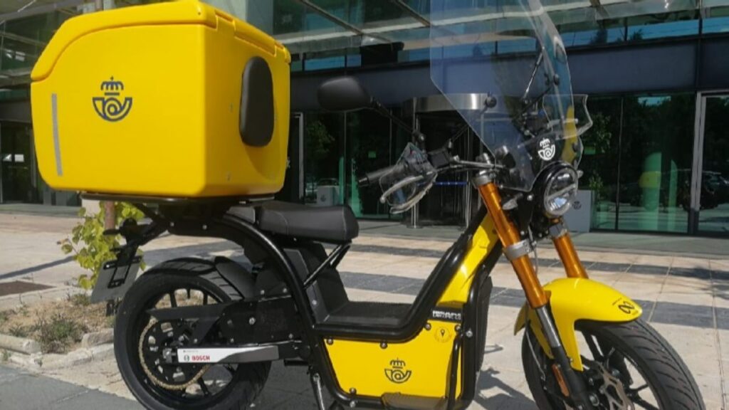 Alt: Correus amplia la seva flota santcugatenca amb tres motos elèctriques