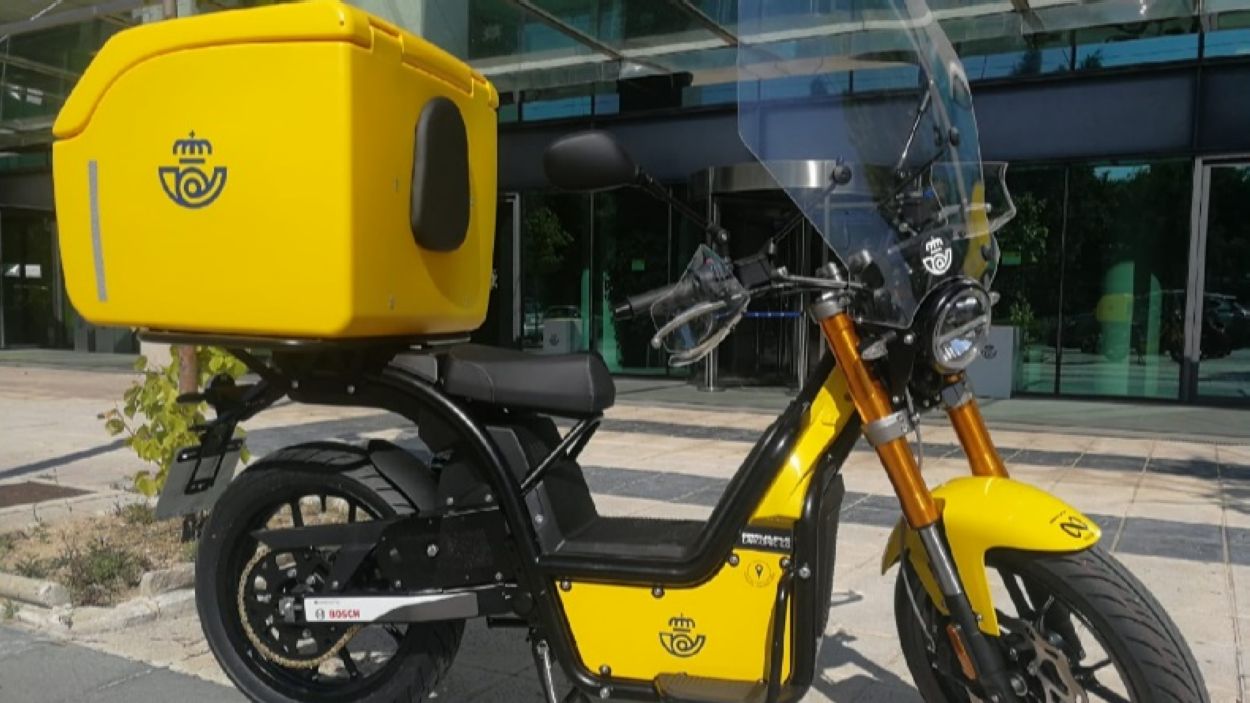 Correus amplia la seva flota santcugatenca amb tres motos elèctriques