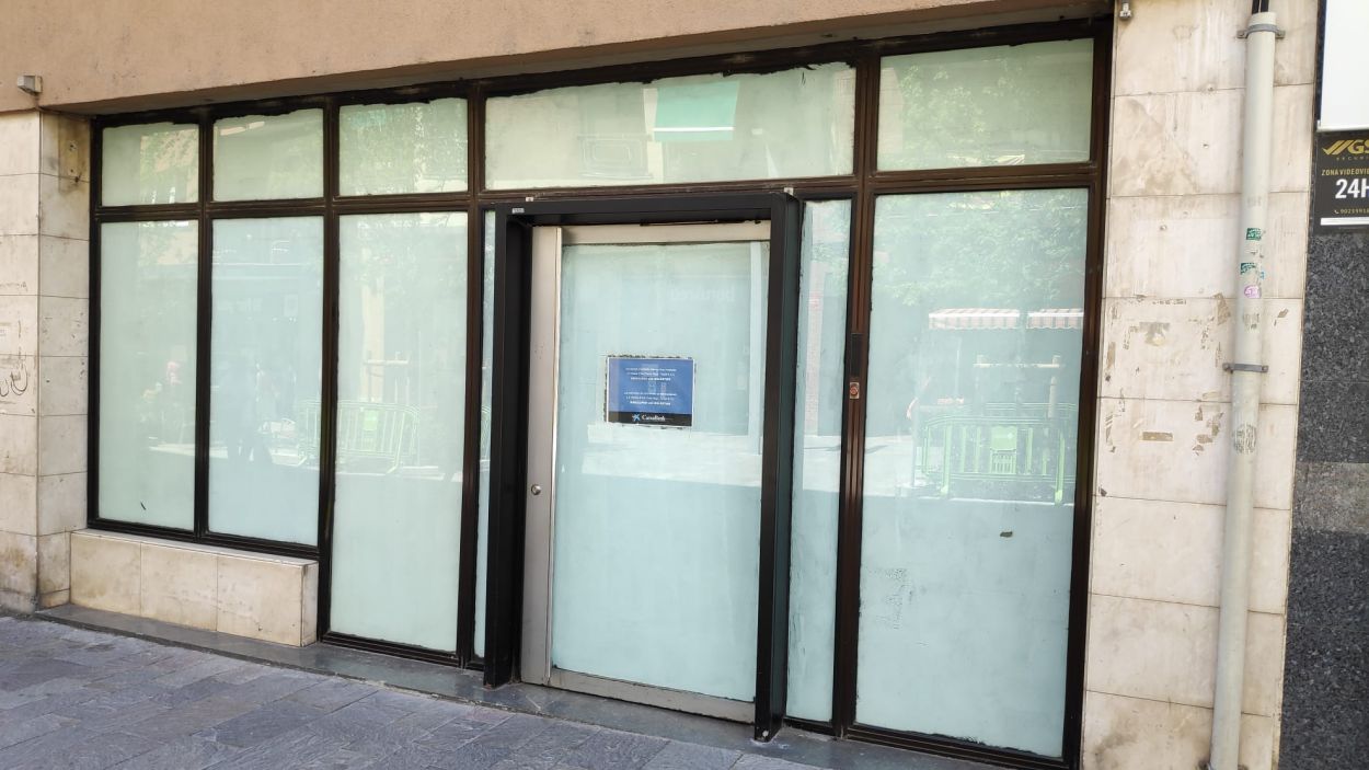 Queixes dels veïns del Barri del Monestir per la marxa de l'oficina de CaixaBank
