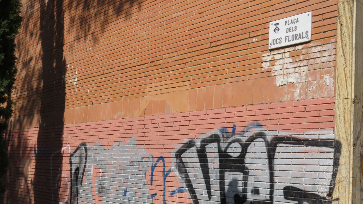 Quines solucions existeixen per esborrar les pintades a la plaça dels Jocs Florals?