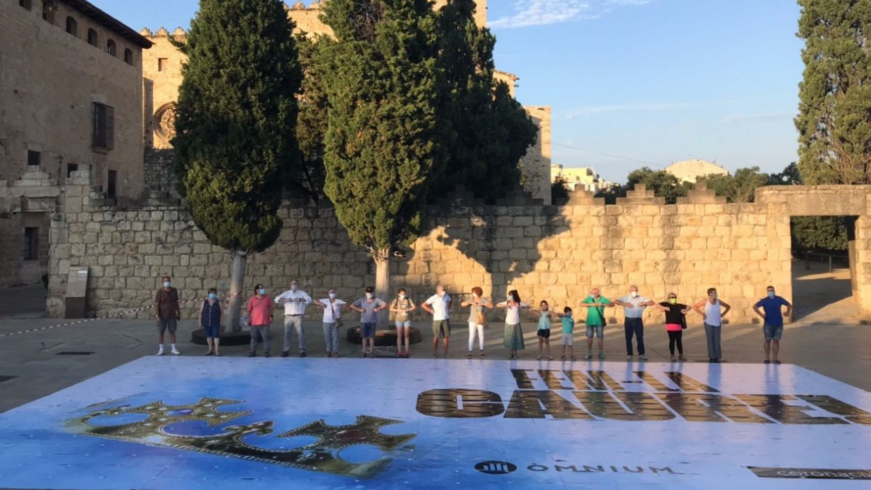 Òmnium Sant Cugat rebutja la monarquia amb un mosaic a la plaça d'Octavià