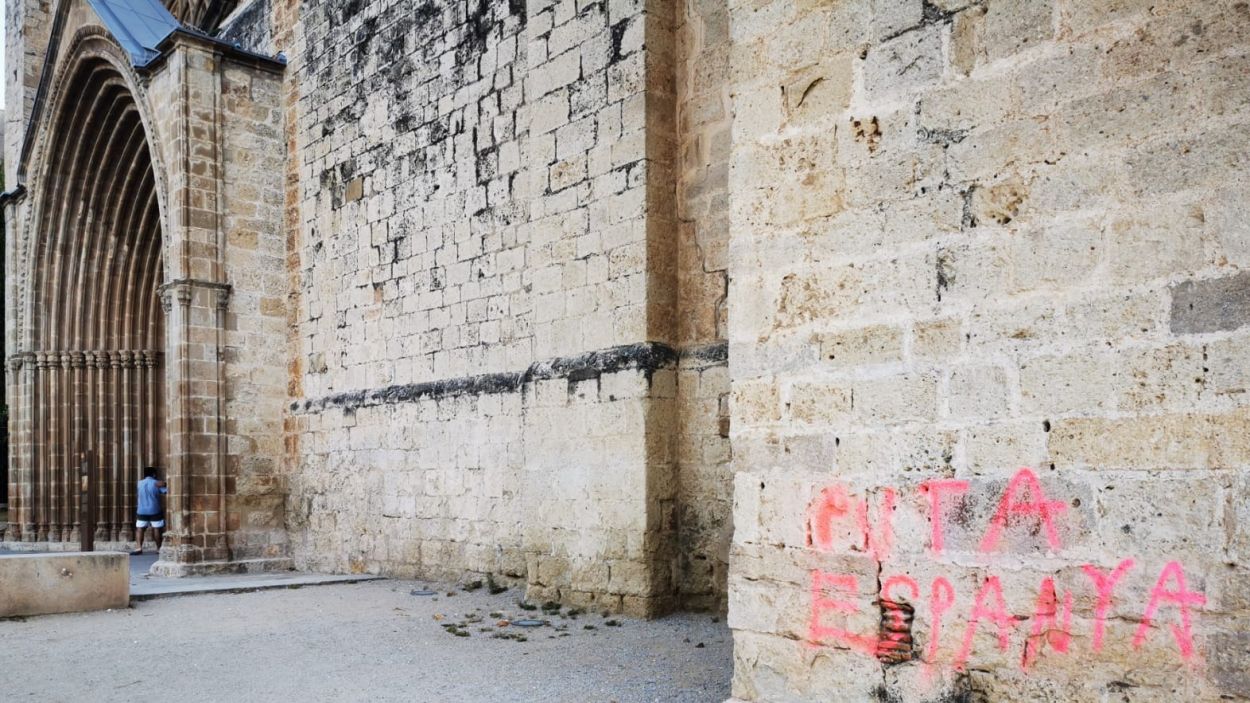 Pinten la façana principal del Monestir