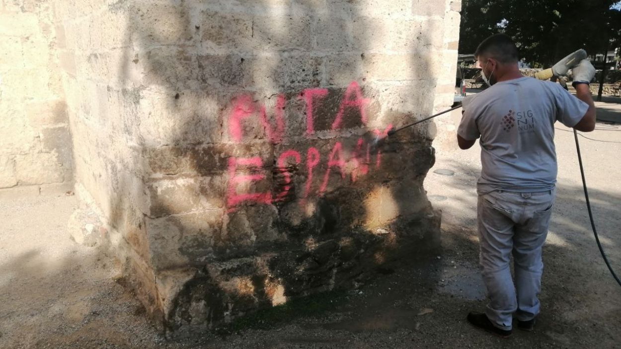 Netejades les pintades a la façana i al recinte del Monestir
