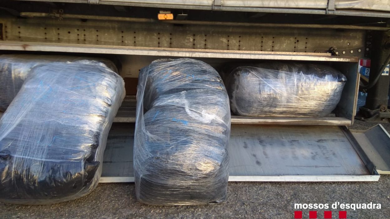 Detingut un camioner santcugatenc amb més de 200 quilos de marihuana amagats als eixos del vehicle
