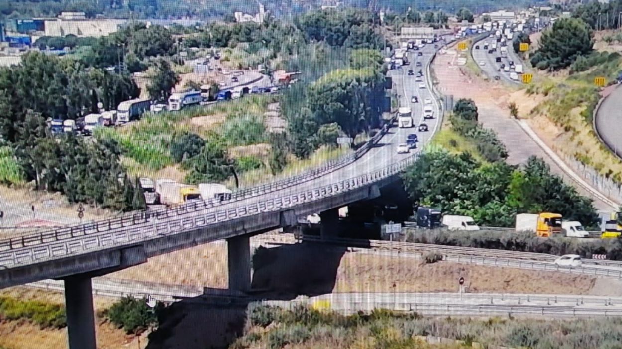 Una marxa lenta provoca 14 quilòmetres de retencions a l'AP-7