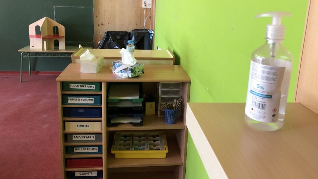 Alt: Mestres de l'escola La Floresta sobre la vaga de docents