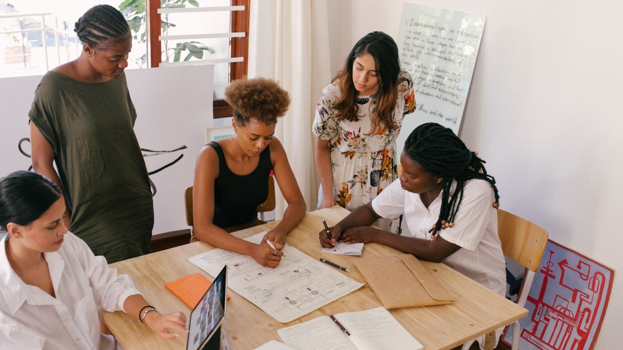 Impuls a l'emprenedoria femenina amb el programa 'Take Off'