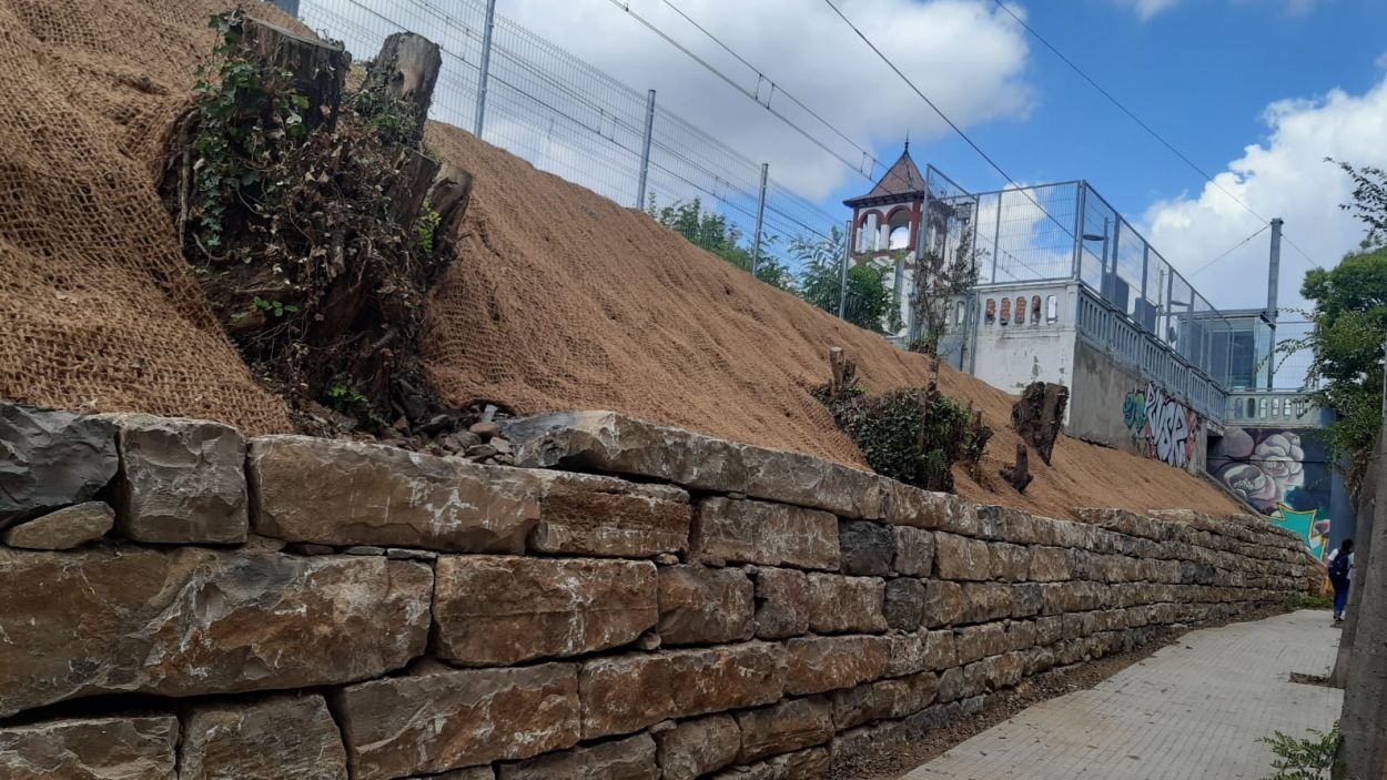 Enllestides les obres per estabilitzar el talús de l'avinguda Villadelprat, al costat de l'estació de Valldoreix