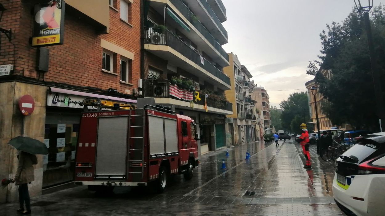Cauen fragments d'un balcó del carrer de Castellví per la pluja