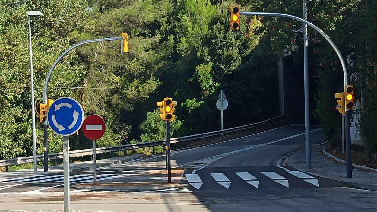 L'Ajuntament instal·la semàfors a Can Pagan per fer més segur el camí escolar de la Floresta