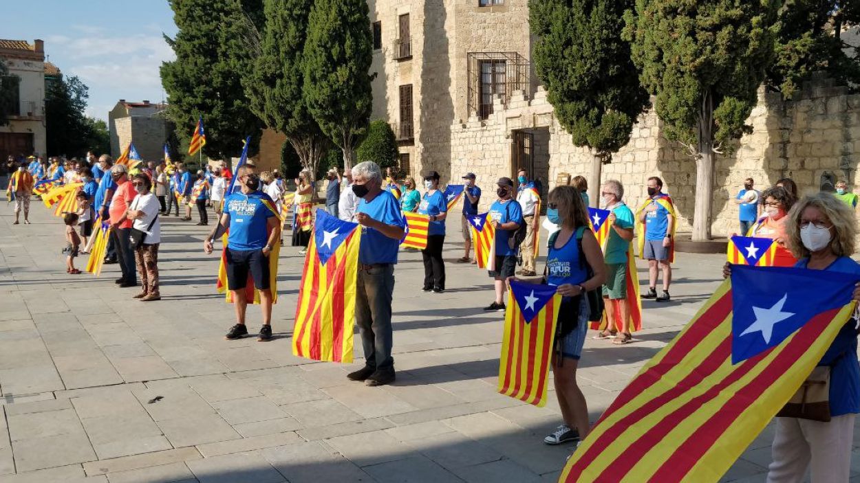 Mig miler de persones encerclen el Monestir de Sant Cugat per reclamar la independència de Catalunya