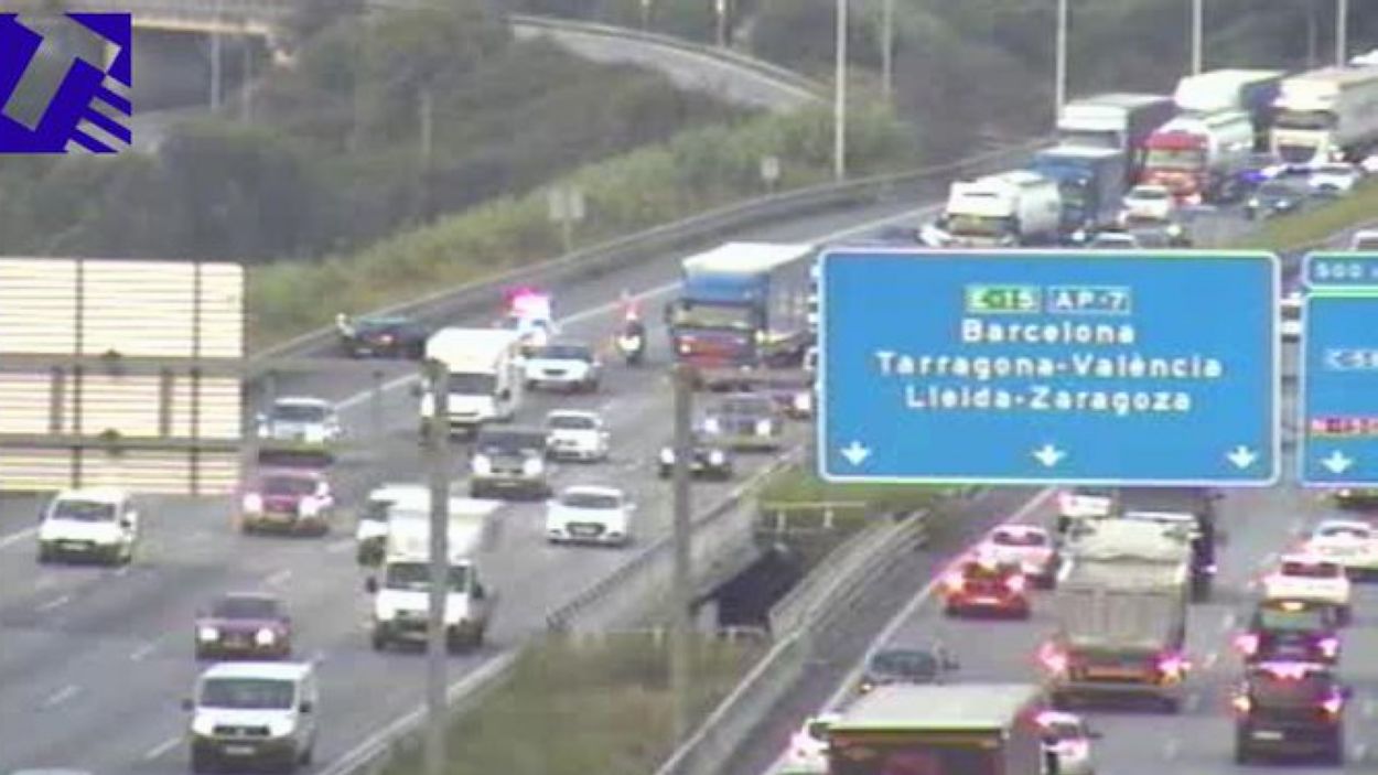 Dos accidents compliquen la circulació a l'AP-7 aquest dimecres al matí