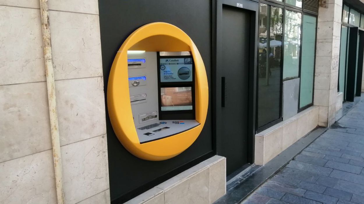 L'avinguda de Cerdanyola recupera el caixer automàtic de CaixaBank