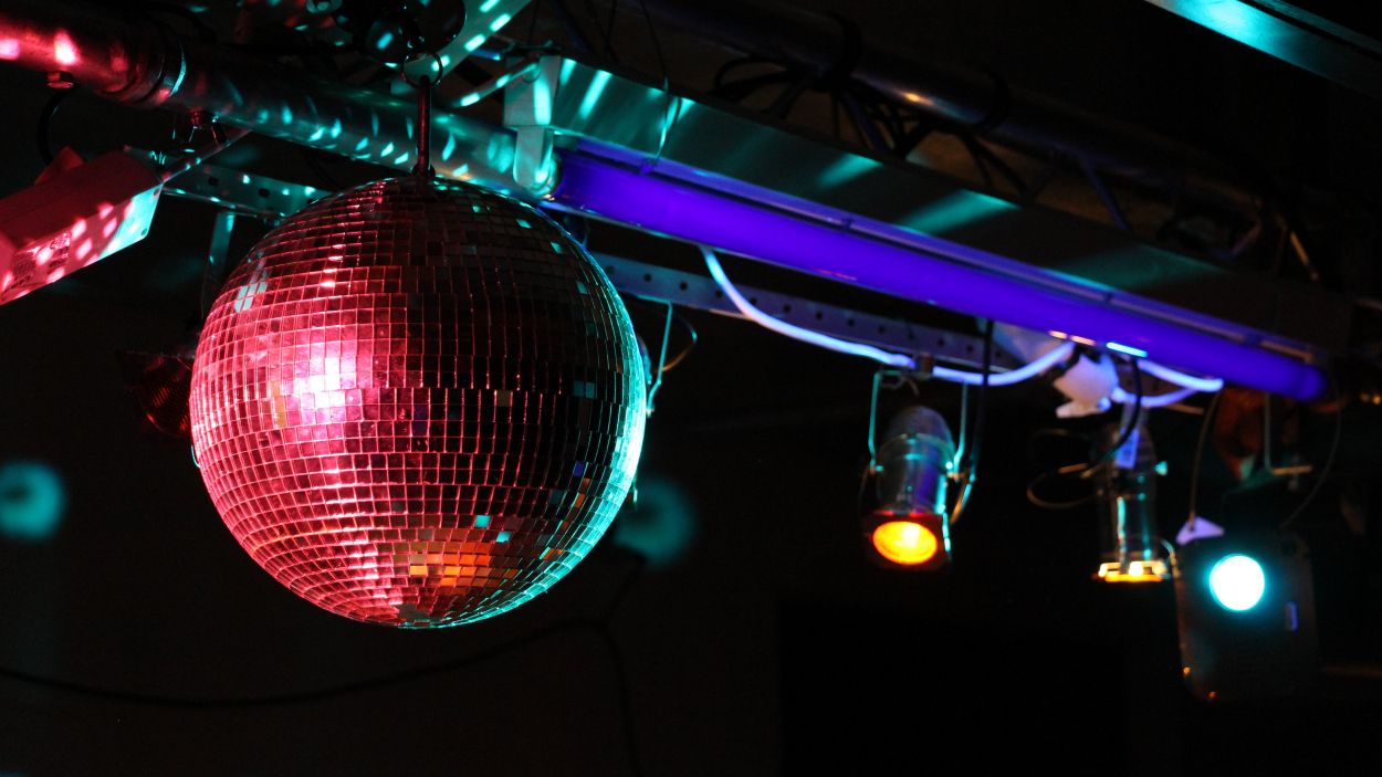 Els grans locals d'oci nocturn hauran de tenir venda anticipada i no es podrà consumir a la pista