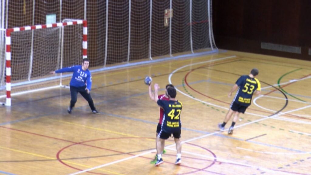 Alt: L'Handbol Sant Cugat planta cara, però es veu superat per un efectiu Mataró