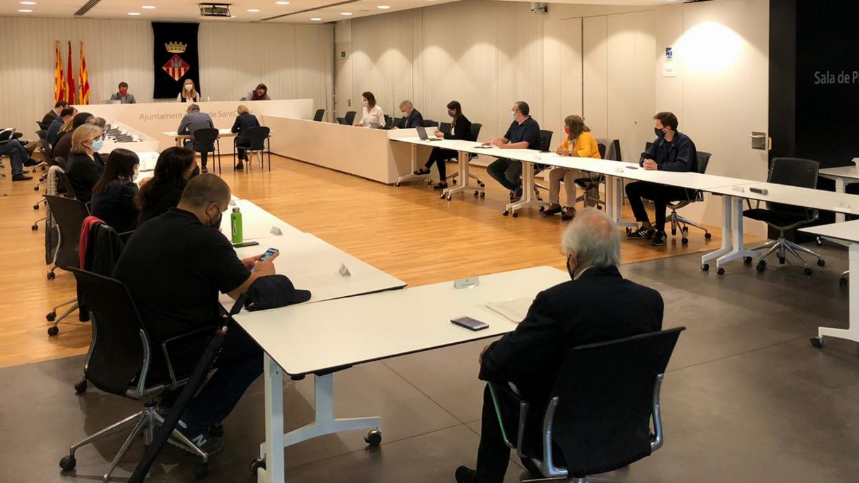 El ple de Sant Cugat tanca files entorn Torra i condemna 