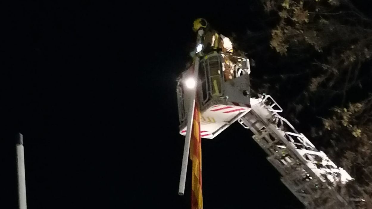 La senyera de la plaça d'Octavià i l'ancoratge, retirats per evitar que caiguin pel fort vent