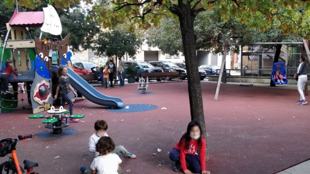 Alt: Les mesures anti-Covid als parcs infantils de Sant Cugat passen desapercebudes