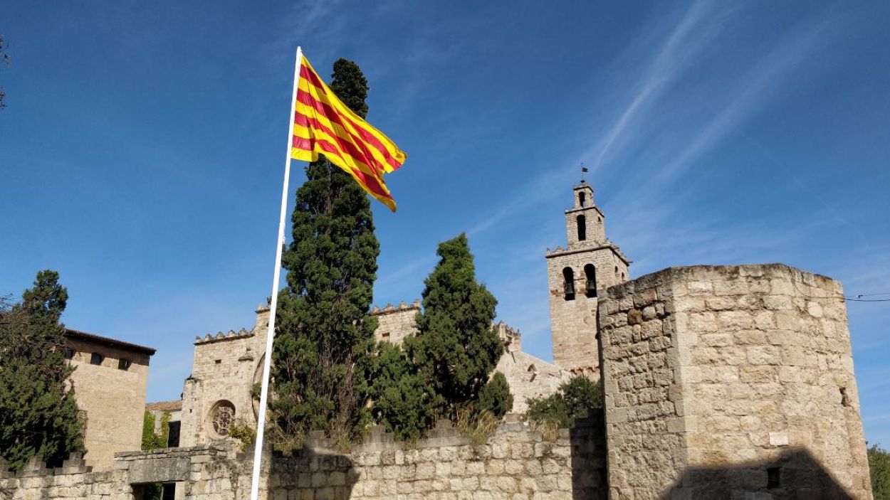 Ja torna a onejar la senyera a la plaça d'Octavià