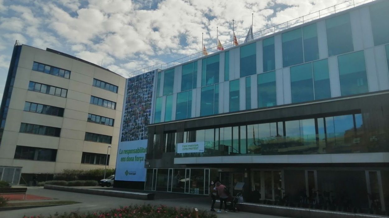 Banderes a mig pal a Sant Cugat per commemorar l'afusellament de Lluís Companys