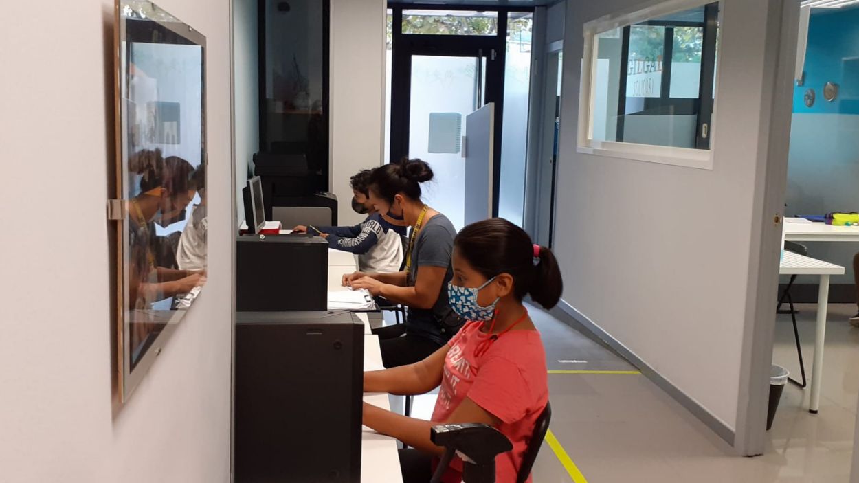 Busquen dos portàtils per a dues alumnes sense recursos del barri del Monestir-Sant Francesc
