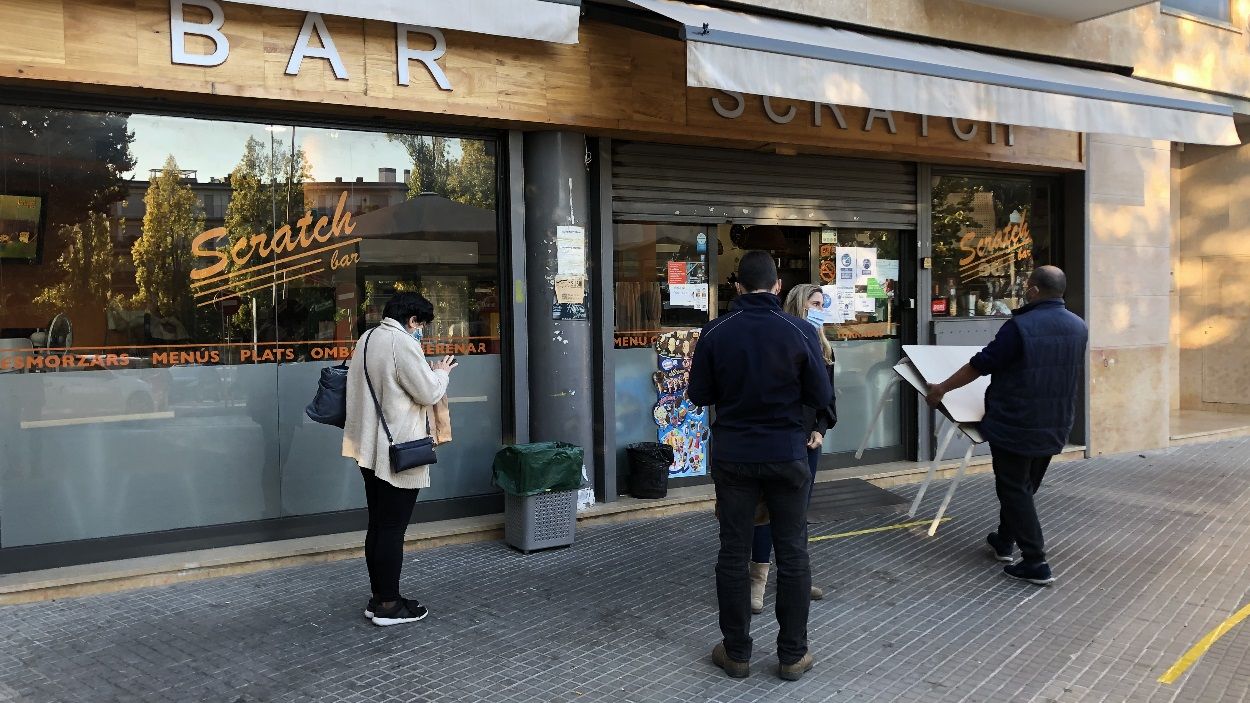 [Crònica] Persianes abaixades, cadires amuntegades i cafès en tassa de paper