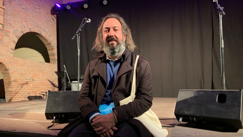 Alt: Andreu Gomila presenta la seva obra 'Felanitx', Premi de Poesia Gabriel Ferrater, amb un recital poètic