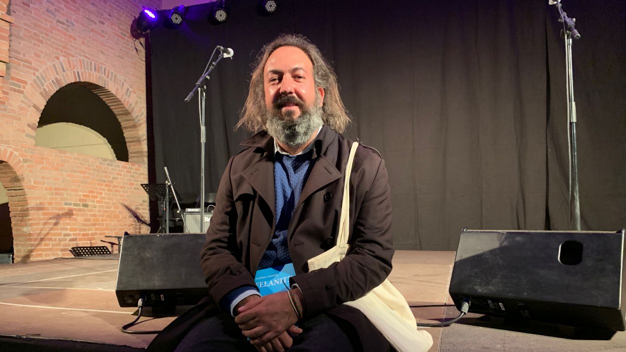 Andreu Gomila presenta la seva obra 'Felanitx', Premi de Poesia Gabriel Ferrater, amb un recital poètic