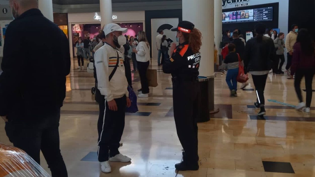 Agents de Protecció Civil de Sant Cugat ajuden a evitar aglomeracions al Centre Comercial