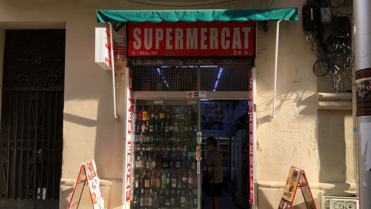 Les botigues 24 hores hauran de tancar entre les deu de la nit i les set del matí