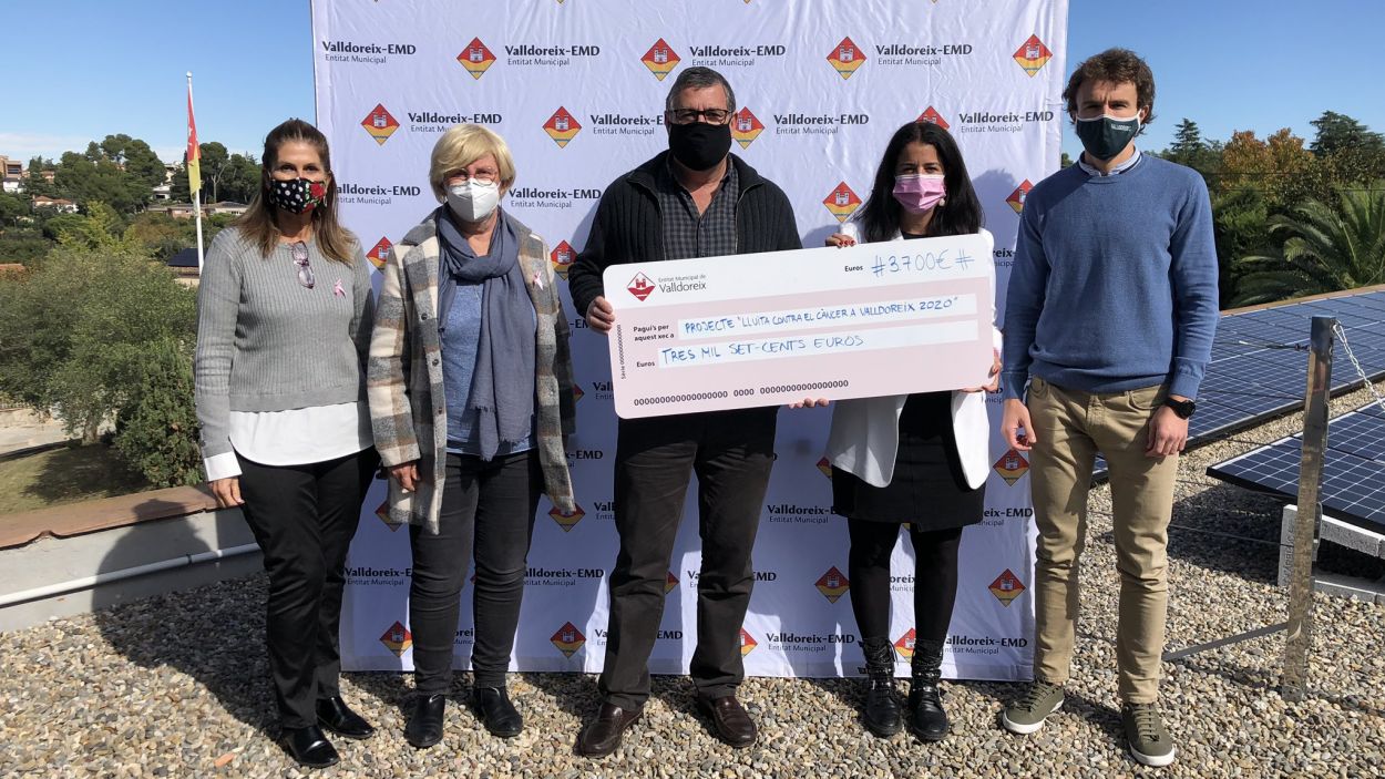 L'EMD de Valldoreix lliura 3.700 euros a l'Associació Espanyola Contra el Càncer