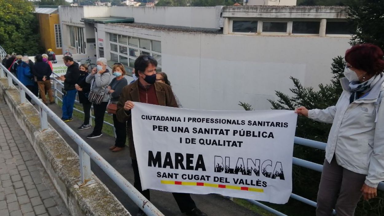 Una trentena de persones reclama la reobertura total dels consultoris de la Floresta i les Planes