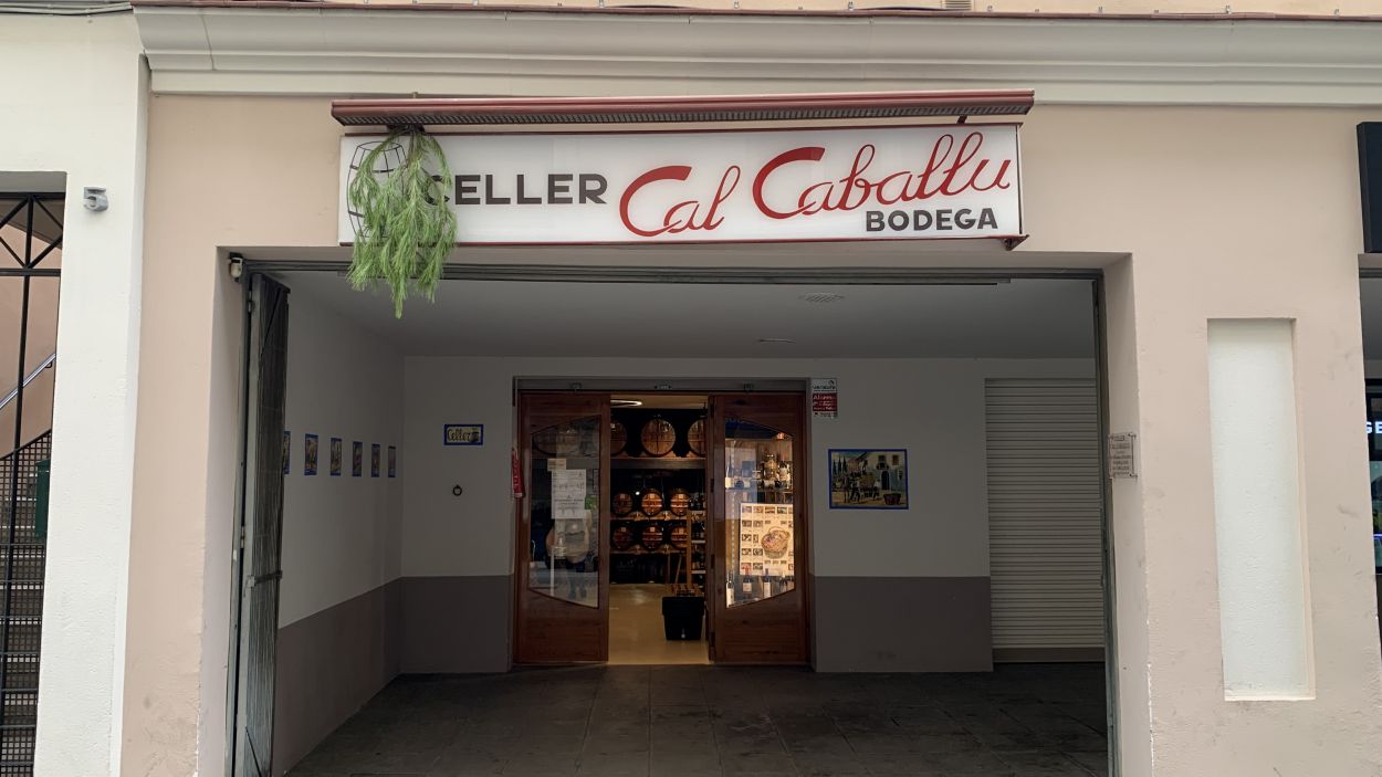 Per què hi ha una branca de pi penjada a Cal Caballu?