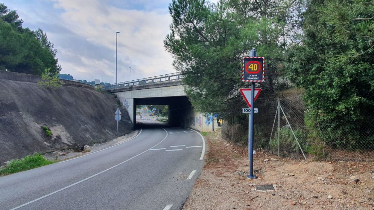 Instal·lat el semàfor de velocitat a la rotonda de l'Escola La Floresta