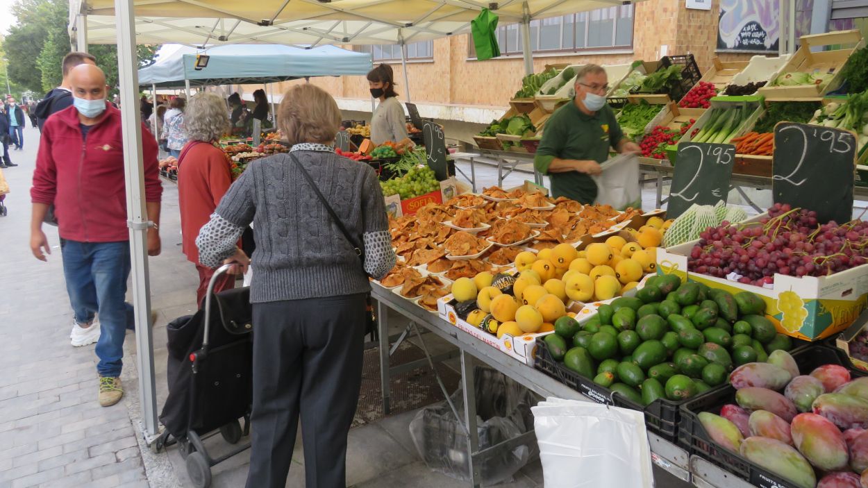 El mercat setmanal canvia ubicacions i recupera les parades al carrer Major