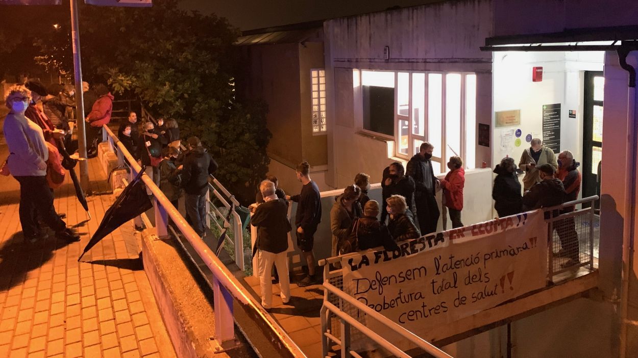 Ocupen el Centre Social i Sanitari per reclamar la reobertura total dels consultoris de les Planes i la Floresta