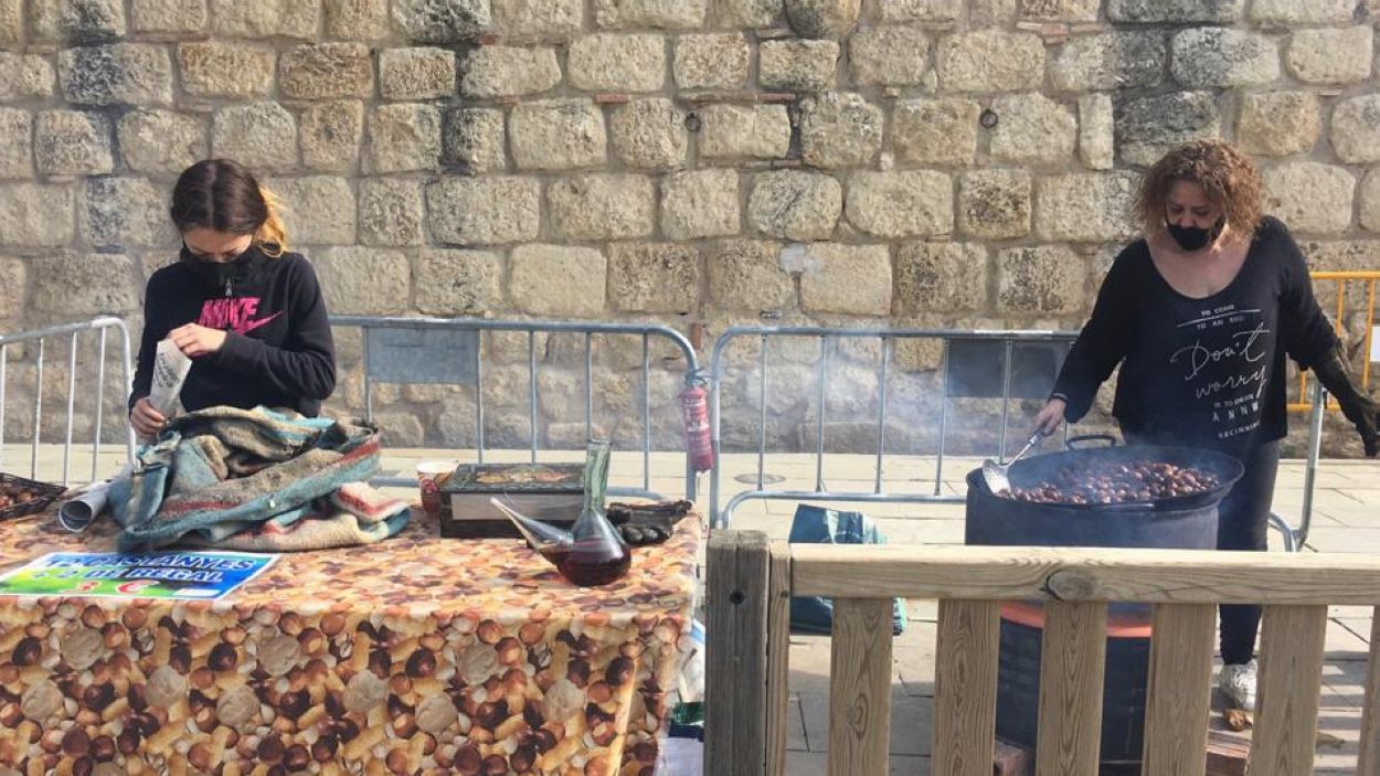 Les paradetes de castanyes i moniatos comencen a escalfar la llenya
