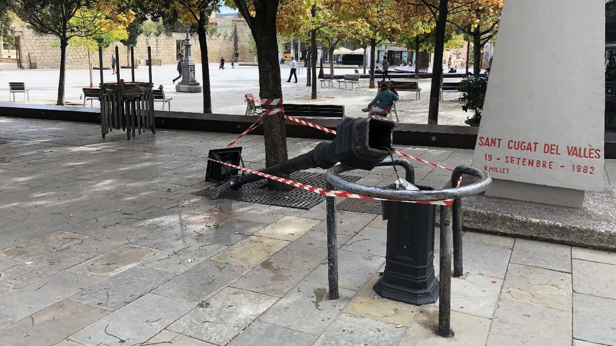 Un camió xoca contra un fanal de la plaça d'Octavià