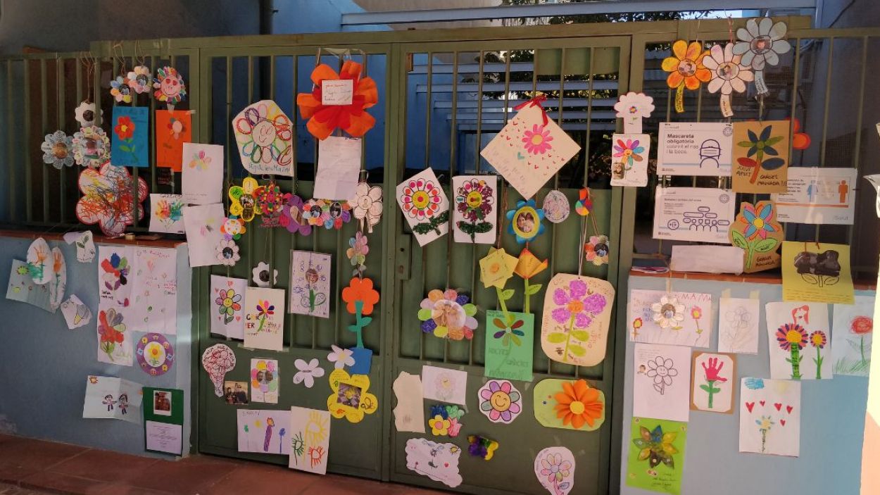Últim dia de La Mainada: Les famílies acomiaden la llar d'infants amb dibuixos i colors