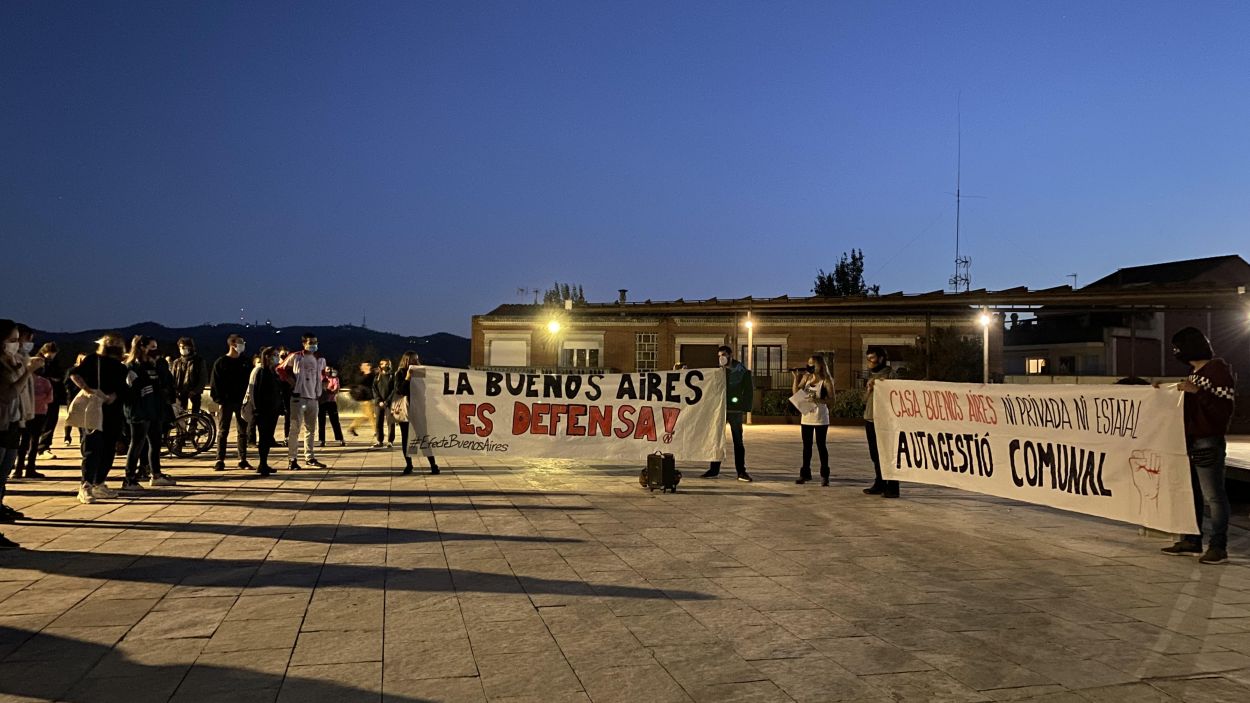 Un centenar de persones protesta a Sant Cugat contra el desallotjament de la casa Buenos Aires de Vallvidrera