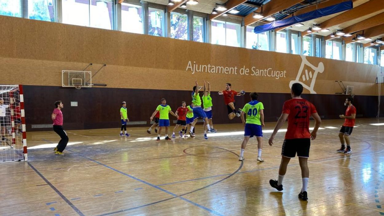 L'Handbol Sant Cugat supera el Sant Joan Despí i continua a la part alta de la taula