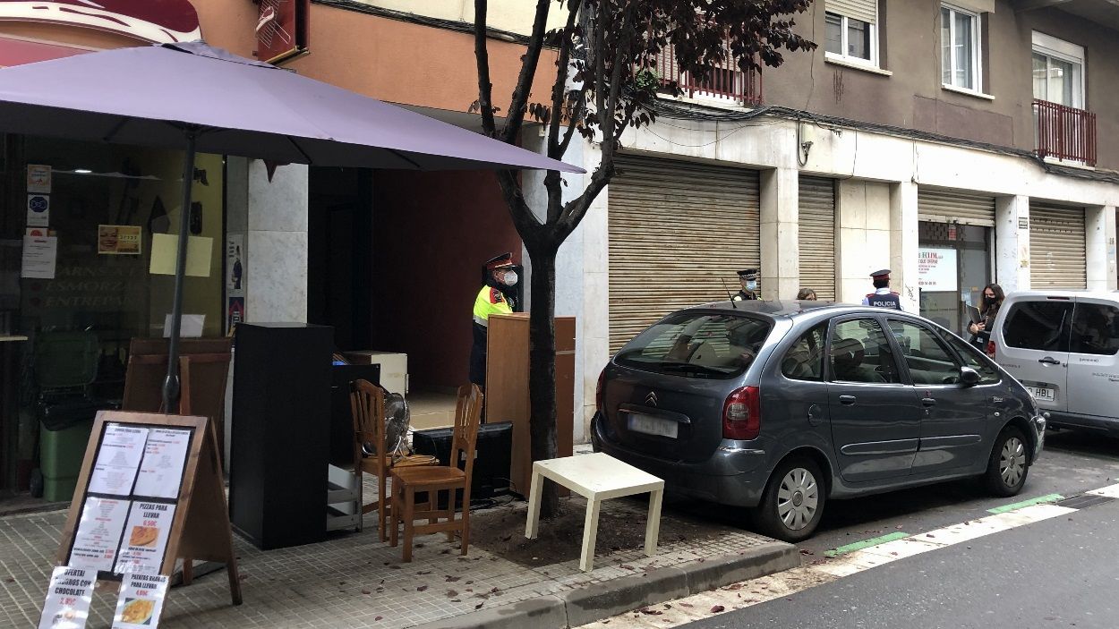 Desnonats tres joves d'un pis de Sant Cugat