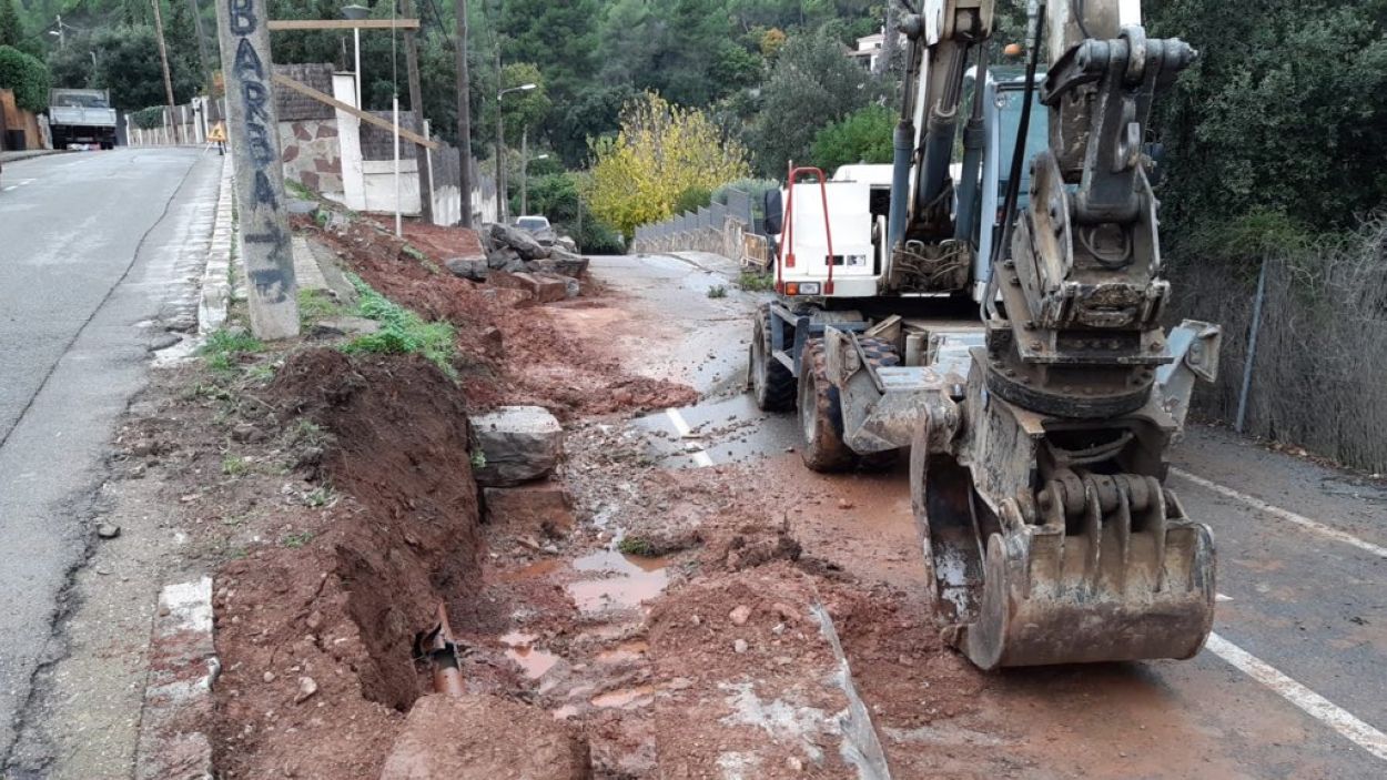 Tall d'aigua a Can Monmany per un accident que ha fet malbé una canalització